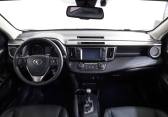 Подержанный автомобиль Toyota RAV4 2017 года (10 фото)