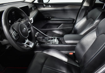 Подержанный автомобиль Kia K5 2021 года (10 фото)