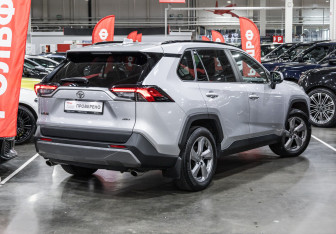 Подержанный автомобиль Toyota RAV4 2021 года (7 фото)