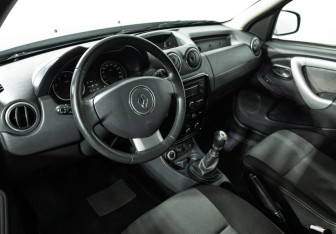 Подержанный автомобиль Renault Duster 2013 года (11 фото)
