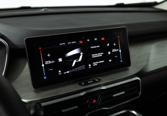 Подержанный автомобиль Geely Coolray 2023 года (16 фото)