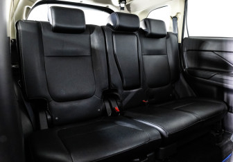 Подержанный автомобиль Mitsubishi Outlander 2016 года (14 фото)