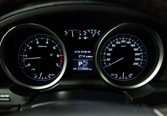Подержанный автомобиль Toyota Land Cruiser Suv 2011 года (12 фото)