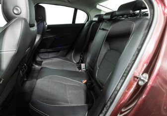 Подержанный автомобиль Jaguar XE 2015 года (10 фото)