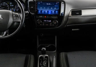 Подержанный автомобиль Mitsubishi Outlander 2016 года (13 фото)