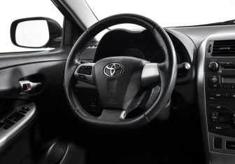 Подержанный автомобиль Toyota Corolla Sedan 2011 года (15 фото)
