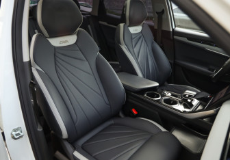 Подержанный автомобиль Geely Atlas 2023 года (25 фото)