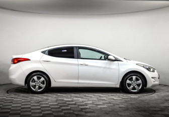 Подержанный автомобиль Hyundai Elantra Sedan 2013 года (4 фото)