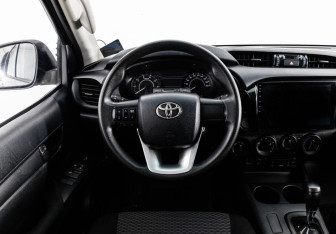 Подержанный автомобиль Toyota Hilux 2022 года (11 фото)