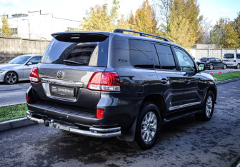 Подержанный автомобиль Toyota Land Cruiser Suv 2008 года (4 фото)