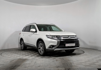 Подержанный автомобиль Mitsubishi Outlander 2017 года (3 фото)