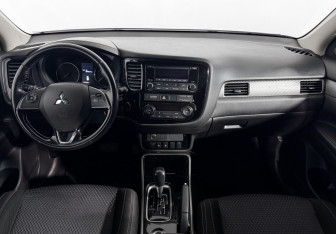 Подержанный автомобиль Mitsubishi Outlander 2018 года (15 фото)