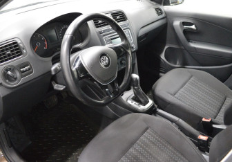 Подержанный автомобиль Volkswagen Polo Sedan 2015 года (10 фото)