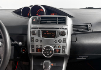 Подержанный автомобиль Toyota Verso 2010 года (15 фото)