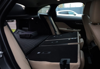 Подержанный автомобиль Jaguar F-Pace 2017 года (14 фото)