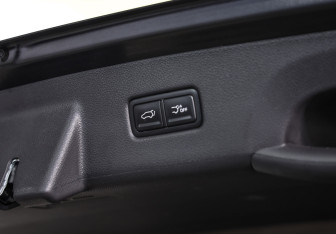 Подержанный автомобиль Kia Carnival 2022 года (40 фото)