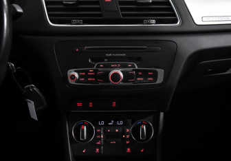 Подержанный автомобиль Audi Q3 2015 года (18 фото)