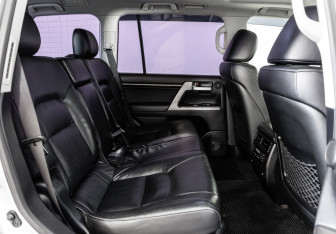 Подержанный автомобиль Toyota Land Cruiser Suv 2011 года (24 фото)
