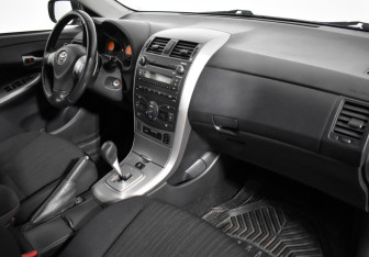 Подержанный автомобиль Toyota Corolla Sedan 2008 года (12 фото)