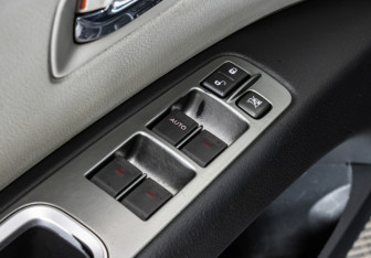 Подержанный автомобиль Subaru Tribeca 2007 года (17 фото)