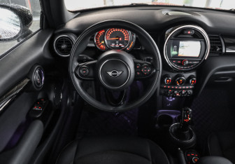 Подержанный автомобиль MINI Hatch 2020 года (12 фото)