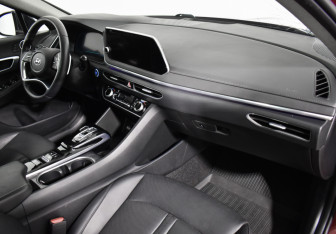 Подержанный автомобиль Hyundai Sonata 2020 года (14 фото)