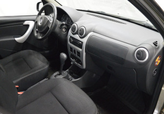 Подержанный автомобиль Renault Sandero 2013 года (12 фото)