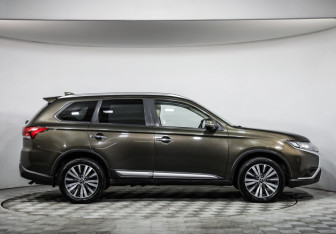 Подержанный автомобиль Mitsubishi Outlander 2020 года (4 фото)