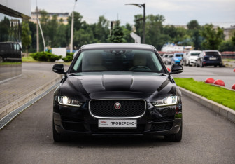 Подержанный автомобиль Jaguar XE 2017 года (4 фото)