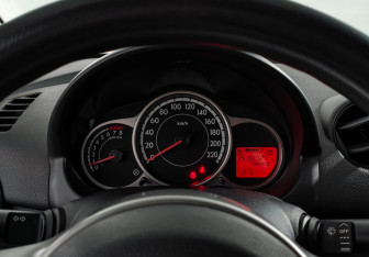Подержанный автомобиль Mazda 2 Hatchback 2012 года (17 фото)