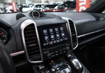 Подержанный автомобиль Porsche Cayenne 2017 года (22 фото)