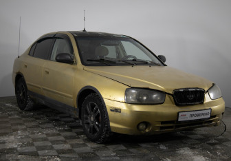Подержанный автомобиль Hyundai Elantra Sedan 2000 года (3 фото)