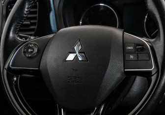 Подержанный автомобиль Mitsubishi Outlander 2019 года (11 фото)