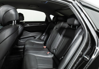 Подержанный автомобиль Genesis G80 2019 года (10 фото)