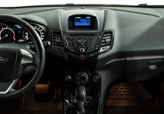 Подержанный автомобиль Ford Fiesta Hatchback 2015 года (14 фото)