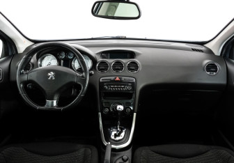 Подержанный автомобиль Peugeot 308 Hatchback 2011 года (10 фото)