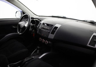 Подержанный автомобиль Mitsubishi Outlander 2006 года (20 фото)