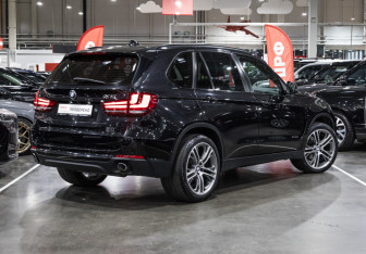 Подержанный автомобиль BMW X5 2015 года (7 фото)