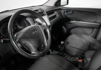Подержанный автомобиль Kia Sportage 2008 года (9 фото)