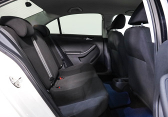 Подержанный автомобиль Volkswagen Jetta Sedan 2015 года (15 фото)