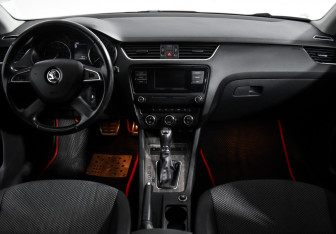 Подержанный автомобиль Skoda Octavia Wagon 2014 года (13 фото)