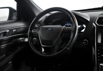 Подержанный автомобиль Ford Explorer 2018 года (19 фото)