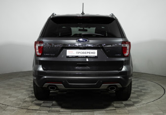 Подержанный автомобиль Ford Explorer 2018 года (6 фото)