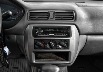 Подержанный автомобиль Mitsubishi Galant Sedan 2002 года (17 фото)