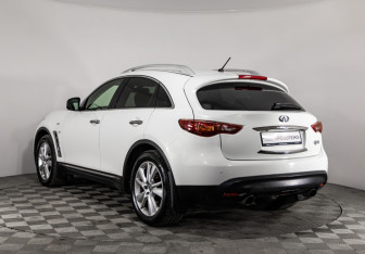 Подержанный автомобиль Infiniti QX70 2013 года (7 фото)