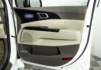 Подержанный автомобиль Kia Carnival 2021 года (35 фото)