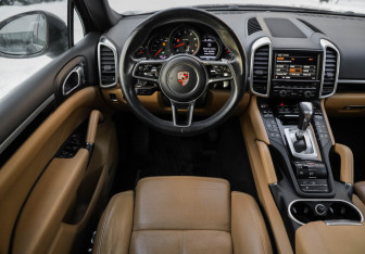 Подержанный автомобиль Porsche Cayenne 2015 года (13 фото)