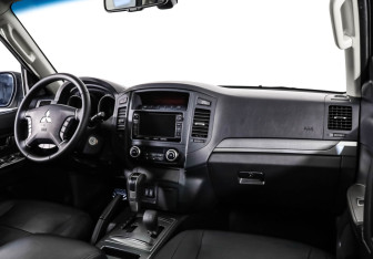 Подержанный автомобиль Mitsubishi Pajero 2014 года (9 фото)