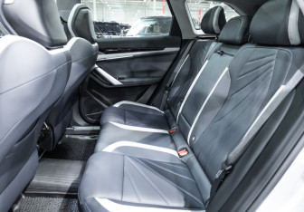 Подержанный автомобиль Geely Atlas 2024 года (13 фото)