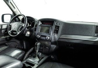Подержанный автомобиль Mitsubishi Pajero 2010 года (9 фото)